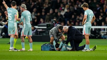 Gim¨¦nez recibe atenci¨®n m¨¦dica en el partido ante el Barcelona.