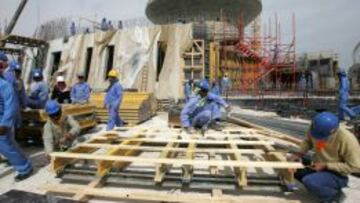 Varios operarios trabajan en una de las obras que Qatar ha puesto en marcha con motivo del Mundial de 2022.