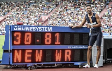 Wayde Van Niekerk bati&oacute; el r&eacute;cord de 300.