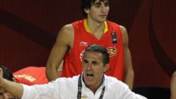 <b>MISIÓN POCO POSIBLE. </b>Scariolo intentaba dar soluciones. San Emeterio, Ricky y Garbajosa observan.