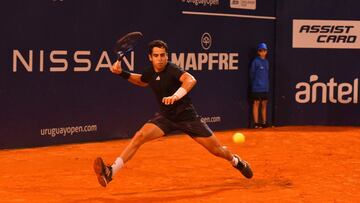 El tenista espa&ntilde;ol Jaume Munar devuelve una bola durante su partido de primera ronda del Uruguay Open.