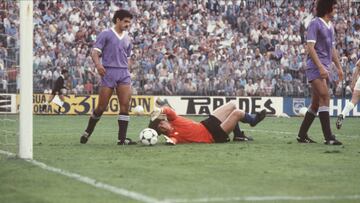 Agustín, en un lance de la final de Copa que enfrentó al Madrid y al Castilla en 1980.
