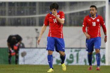 Matías Fernández se lamenta después del primer gol de Irán.