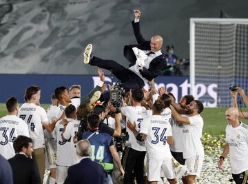 Zinedine Zidane es manteado por por los jugadores tras conquistar el 34º campeonato de Liga.