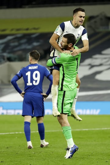 Sergio Reguilón y Hugo Lloris celebraron la clasificación en la tanda de penaltis.