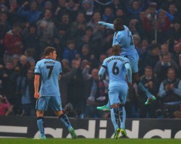 El jugador del Manchester City Yaya Toure (d) celebra un gol ante el CSKA de Moscú, durante el partido del Grupo E de la Liga de Campeones que se disputa en Manchester, Reino Unido. EFE/PETER POWELL