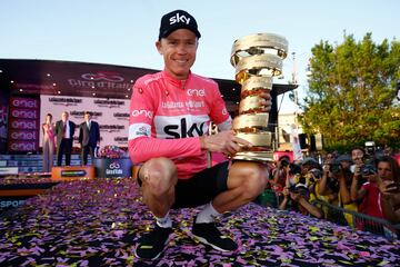 Chris Froome celebra el Giro de 2018. El primero para el inglés.