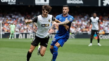 VALENCIA, 10/05/2025.- Javi Guerra (i), del Valencia, se enfrenta a Diego Rico, del Getafe, durante el partido de LaLiga EA Sports disputado este sábado en el Estadio de Mestalla en Valencia. EFE/Ana Escobar