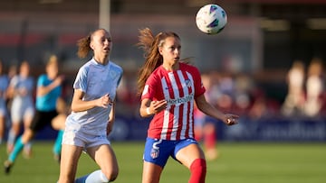 Xènia Pérez se dispone a controlar un balón ante Irina en el Atlético - Levante Las Planas de Liga F.