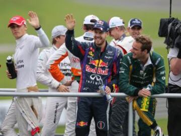 El piloto alemán Sebastian Vettel (c), de la escudería Red Bull, saluda a los asistentes en el autobús previo al inicio hoy, del Gran Premio de Brasil de Fórmula Uno, en el circuito de Interlagos, Sao Paulo, última carrera del año.