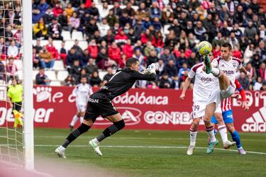 Dubasin entra en el once de la jornada tras marcar (en la imágen) y asistir para remontar ante el Sporting. En su gol metió la punta lo justito ante la salida de Cuéllar, en un córner. En su asistencia, completó una triangulación con Maikel Mesa.