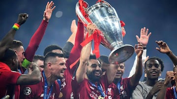 Liverpool's Egyptian forward Mohamed Salah (C) raises the European Champion Clubs' Cup as he celebrates with teammates winning the UEFA Champions League final football match between Liverpool and Tottenham Hotspur at the Wanda Metropolitano Stad