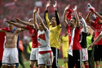 Los jugadores del  Benfica celebran sobre el terreno de juego su 33º título nacional, entrando en la historia del fútbol europeo. El equipo encarnado sumó los tres puntos de la jornada gracias a dos goles de Lima que le dejan a siete puntos de ventaja sobre el Sporting y a dieciocho del Oporto.