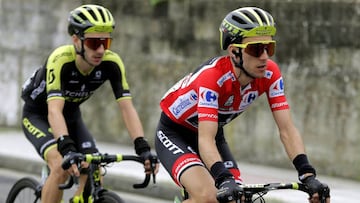 Simon Yates rueda junto a su hermano gemelo Adam  durante la 12&ordf; etapa de La Vuelta 2018 disputada entre Mondo&ntilde;edo y Faro de Estaca de Bares, Ma&ntilde;on.