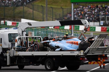 Los operarios de la pista retiran el Williams de Logan Sargeant.