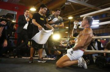 El actor y boxeador estadounidense Mickey Rourke (d) fotografiado durante un entrenamiento en Moscú, Rusia, hoy, miércoles 26 de noviembre de 2014. A sus 62 años, Rourke volverá a subirse a un ring el próximo 28 de noviembre en Moscú para enfrentarse en un combate contra su compatriota Elliot Seymour, de 29 años. 