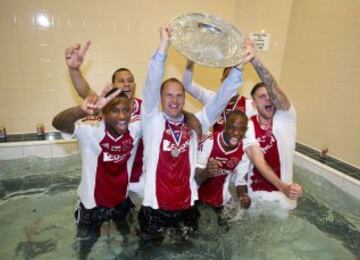 Frank de Boer celebrando con los jugadores del Ajax el Trofeo Johan Cruyff Schaal.