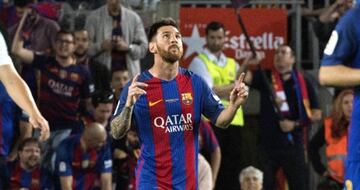 El delantero argentino del FC Barcelona Leo Messi celebra su gol, tercero del equipo frente a la SD Eibar, durante el partido de la última jornada de Liga en Primera División que se disputa hoy en el Camp Nou, en Barcelona.