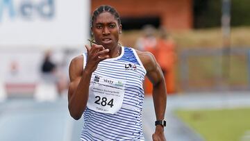 Caster Semenya compite en la prueba de 200 metros de los Athletics Gauteng North Championships en el LC de Villiers Athletics Stadium de Pretoria.