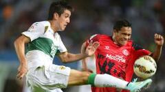 Elche&#039;s Chilenan defender Enzo Roco (L) vies with Sevilla&#039;s Colombian forward Carlos Bacca during the Spanish league football match Elche CF vs Sevilla FC at the Martinez Valero stadium in Elche on October 19, 2014.   AFP PHOTO/ JOSE JORDAN