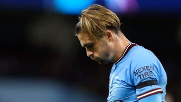 Soccer Football - Champions League - Group G - Manchester City v Borussia Dortmund - Etihad Stadium, Manchester, Britain - September 14, 2022 Manchester City's Jack Grealish wearing a black armband following the death of Britain's Queen Elizabeth REUTERS/Craig Brough