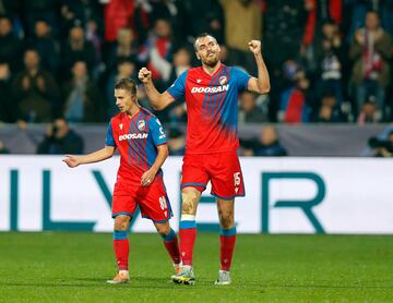 2-3. Tomas Chory celebra el segundo gol.