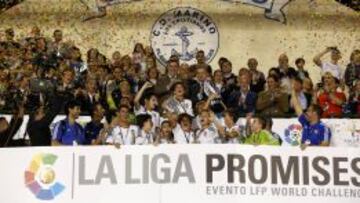 Los jugadores, recogiendo el trofeo.