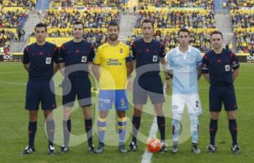 Las Palmas-Celta de Vigo. El árbitro José María Sánchez acompañado por sus asistentes José Gallego, Javier Carlos Martínez, el cuarto árbitro Víctor Pérez y los capitanes, David García y Hugo Mallo.