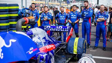 LE CASTELLET, FRANCE - JUNE 24: Scuderia Toro Rosso mechanics during the Formula One Grand Prix of France at Circuit Paul Ricard on June 24, 2018 in Le Castellet, France. (Photo by Peter Fox/Getty Images)