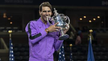 Rafa Nadal of Spain muerde el trofeo de campeón del US Open 2019.