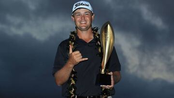 Patton Kizzire posa con el trofeo de ganador del Sony Open de Hawai.