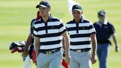 Justin Thomas y Rickie Fowler caminan durante un hoyo en la Presidents Cup en el Liberty National Golf Club de Nueva Jersey.