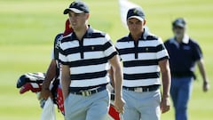 Justin Thomas y Rickie Fowler caminan durante un hoyo en la Presidents Cup en el Liberty National Golf Club de Nueva Jersey.