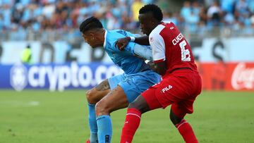 AME1235. IQUIQUE (CHILE), 18/02/2025.- Steffan Pino (i) de Deportes Iquique disputa el balón con Kevin Cuesta de Santa Fe este martes, durante un partido de la Copa Libertadores entre Deportes Iquique e Independiente Santa Fe, en el estadio Tierra de Campeones en Iquique (Chile). EFE/ Alex Diaz