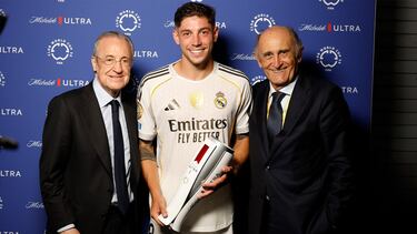 Fede Valverde posa con el trofeo al mejor jugador del partido contra la Juventus junto a Florentino Pérez y el presidente de honor del Real Madrid, José Martínez 'Pirri'.