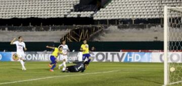 Gabriel Vargas marca el primer gol de la U. de Conce en Asunción.