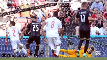 Copenhagen (Denmark), 28/06/2021.- Cesar Azpilicueta (L) of Spain reacts after scoring the 2-1 lead against Croatia's goalkeeper Dominik Livakovic (back R) during the UEFA EURO 2020 round of 16 soccer match between Croatia and Spain in Copenhagen, De