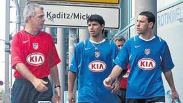 <b>DÚO ARGENTINO. </b>Aguirre charlaba ayer con Agüero y Maxi por las calles de Dresde.