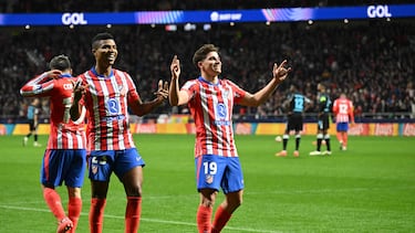 Julián Alvarez y Reinildo celebran el triunfo del Atlético.