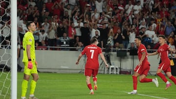 Güler celebra el tercer gol de Turquía ante Islandia, marcado por Kerem Aktürkoğlu, después de que el jugador del Real Madrid le diera el pase definitivo.