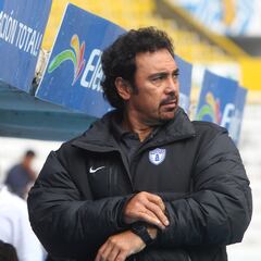 Hugo Sánchez levanta la mano para dirigir a Cruz Azul