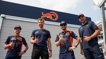 BARCELONA 30/8/2023.- Los pilotos del equipo KTM de MotoGP, Jack Miller (2d) y Brad Binder (i) posan cón dos miembros del equipo Alinghi Red Bull poco antes de salir a entrenar. EFE/Enric Fontcuberta
