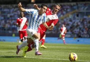 El delantero del Málaga Juan MIguel "Juanmi",iz., lucha por el balón ante el defensa del Rayo Vallecano Antonio Amaya,d., durante el encuentro de la novena jornada de Liga en Primera División que Málaga y Rayo Vallecano están disputando en el estadio de La Rosaleda, en Málaga.