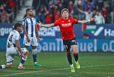 El canterano de la Fábrica está llegando a su máximo nivel, de momento, en El Sadar. Su desparapajo y su acertada toma de decisiones le hace un jugador decisivo para el equipo rojillo.