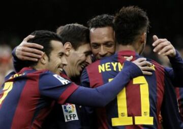 El delantero brasileño del FC Barcelona Neymar jr. celebra con sus compañeros Pedro, Messi y Adriano, el gol marcado al Levante, durante el partido de la vigésimo tercera jornada de liga de Primera División.