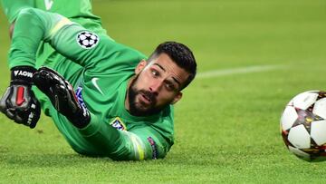 Atletico Madrid&#039;s goalkeeper Miguel Angel Moya dives for the ball during the UEFA Champions League football match Juventus vs Atletico Madrid at the &quot;Juventus Stadium&quot; in Turin on December 9, 2014.     AFP PHOTO / GIUSEPPE CACACE
 PUBLICADA 11/12/14 NA MA13 4COL