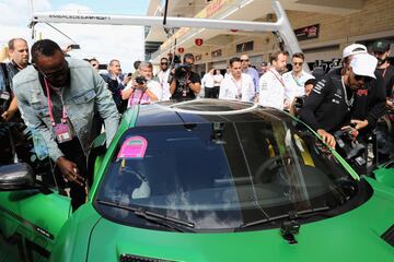 Lewis Hamilton al volante y Usain Bolt de copiloto se disponen a disfrutar del deportivo de Mercedes.