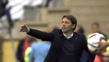  El seleccionador de Luxemburgo, Luc Holtz, da instrucciones durante el partido.