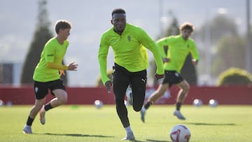 01-11-2024. JUAN OTERO Y ÁLEX OYÓN, CON CÉSAR GELABERT AL FONDO, EN EL ENTRENAMIENTO DEL SPORTING.