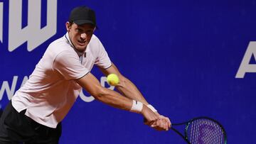 AME9888. BUENOS AIRES (ARGENTINA), 16/02/2024.- Nicolás Jarry de Chile devuelve una bola ante Tomás Etcheverry de Argentina, en el torneo IEB+ Argentina Open este viernes, en el Court Guillermo Vilas, en Buenos Aires (Argentina). EFE/ Luciano González